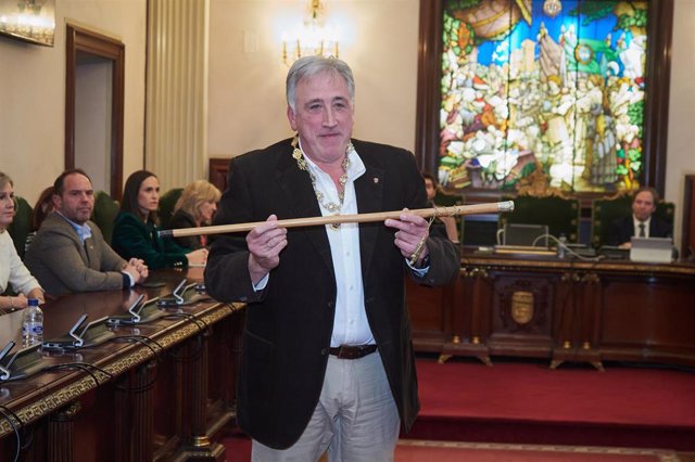 El nuevo alcalde de Pamplona, Joseba Asiron, toma posesión del cargo tras la moción de censura, en la Casa Consistorial, a 28 de diciembre de 2023, en Pamplona, Navarra (España). El Ayuntamiento de Pamplona debate la primera moción de censura que se ha pr