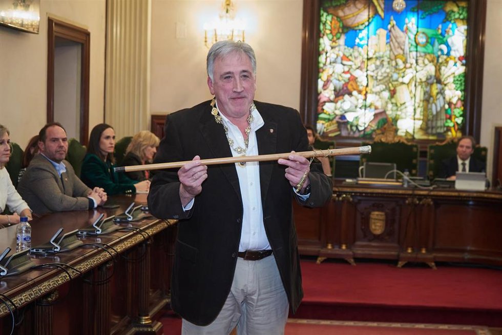El nuevo alcalde de Pamplona, Joseba Asiron, toma posesión del cargo tras la moción de censura, en la Casa Consistorial, a 28 de diciembre de 2023, en Pamplona, Navarra (España). El Ayuntamiento de Pamplona debate la primera moción de censura que se ha 