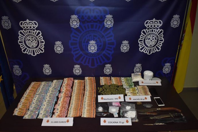 Incautación dinero, drogas y efectos,  en el marco de la 'Operación CARRO' llevada a cabo por la Policía Nacional de Gijón, en la que se detuvo a seis personas dedicadas a la venta de estupefacientes.