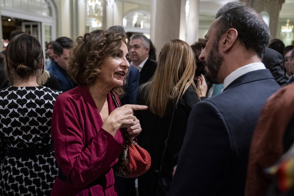 La vicepresidenta cuarta y ministra de Hacienda y Función Pública, María Jesús Montero (i), durante la gala de entrega de los premios Parlamentarios 2023