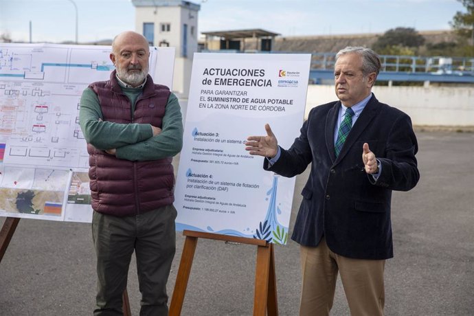 El presidente de la Diputación de Córdoba, Salvador Fuentes (dcha.), en su visita a las obras de Sierra Boyera y La Colada.