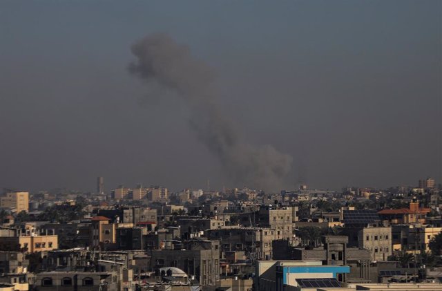 Columna de humo tras un ataque del Ejército de Israel contra la ciudad de Jan Yunis, en el sur de la Franja de Gaza (archivo)