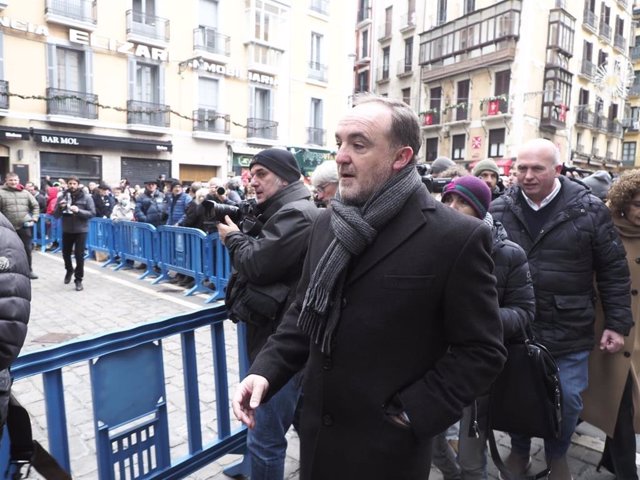 El presidente de UPN, Javier Esparza, llegando al Ayuntamiento de Pamplona para seguir el debate de la moción de censura.