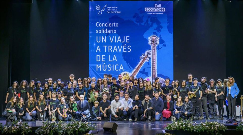 Foto de familia durate el concierto navideño de 'La Música del Reciclaje', un proyecto social de Ecoembes que nació en 2014 para formar a niños procedentes de entornos vulnerables y que cuenta con el apoyo de la Reina Sofía.