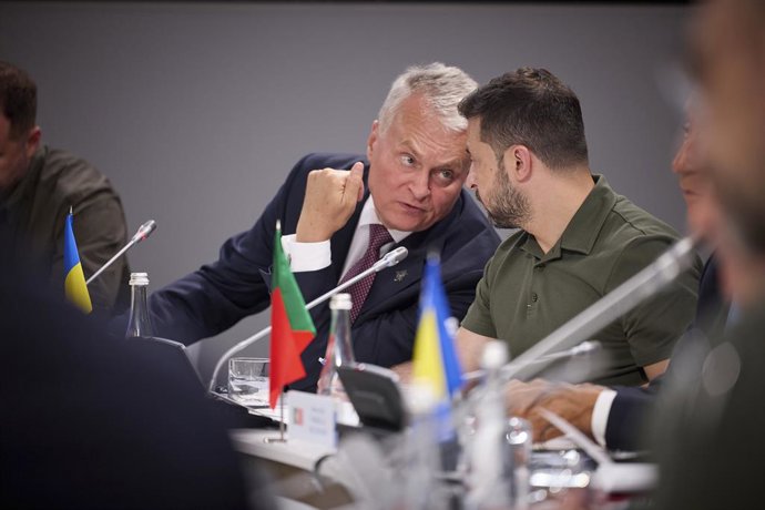 Archivo - August 23, 2023, Kyiv, Kiev Oblast, Ukraine: Lithuanian President Gitanas Nauseda, left, consults with Ukrainian President Volodymyr Zelenskyy, right, during  the 3rd Summit of the International Crimea Platform, August 23 2023 in Kyiv, Ukraine.