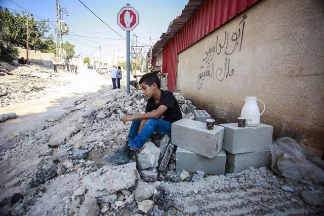 Archivo - Un niño en una calle destruida tras una redada del Ejército de Israel en la ciudad de Yenín, en Cisjordania (archivo)