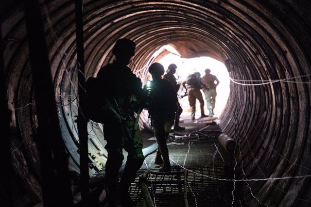 Militares de las Fuerzas de Defensa de Israel (FDI) en un túnel subterráneo del Movimiento de Resistencia Islámica (Hamás) en la Franja de Gaza