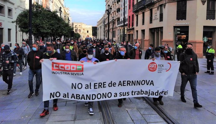 Archivo - Manifestación de CCOO y UGT para exigir la retirada del ERE de Aernnova (Foto de archivo).