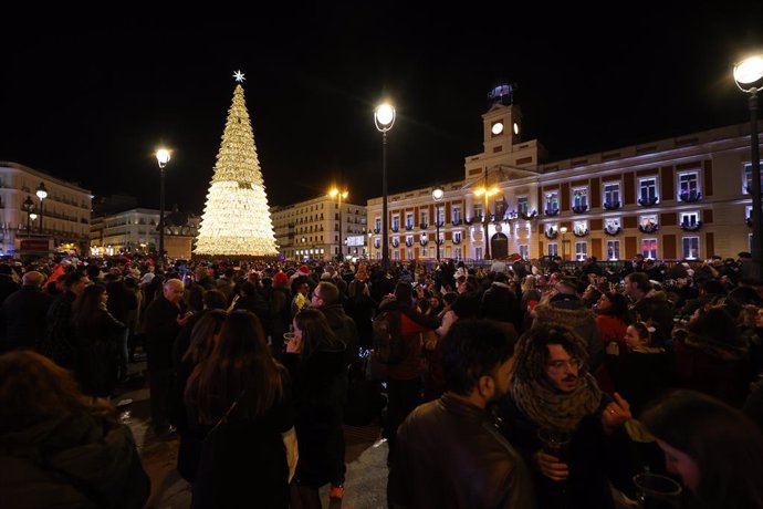 Archivo - Ambiente antes de que tengan lugar las Campanadas de Fin de Año 2022, en la Puerta del Sol, a 31 de diciembre de 2022, en Madrid (España).