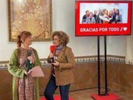 La secretaria general del PSOE de Huelva, Maríe Eugenia Limón, entrega del 'Premio Carlos Navarrete' a Mayte Camacho.