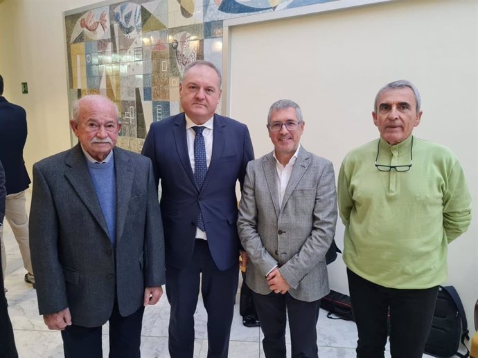 El alcalde de Cuevas del Almanzora, Antonio Fernández, junto al secretario de Estado de Medio Ambiente, Hugo Morán, y los presidentes de SAT Los Guiraos y Sindicato de Riegos de Cuevas.