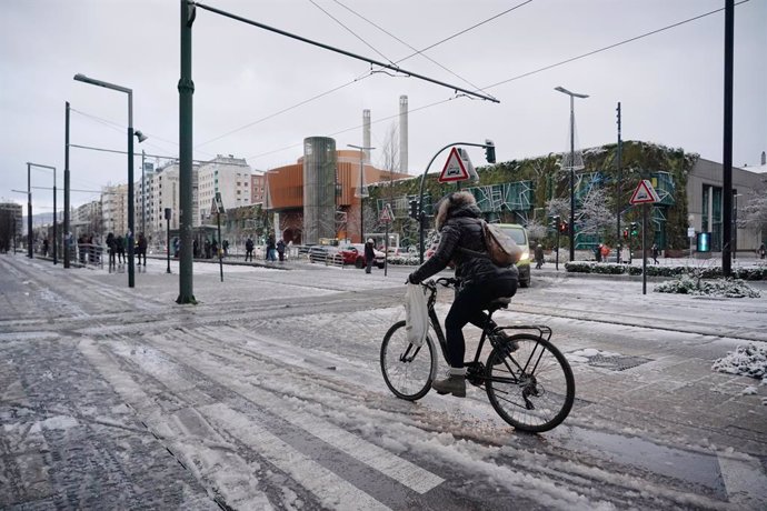 Archivo - Una mujer en bicicleta circula por una calle con hielo y nieve, a 18 de enero de 2023, en Vitoria-Gasteiz, Álava, País Vasco (España). La ciudad de Vitoria ha amanecido cubierto de un manto blanco de nieve después de que bajara la cota de nieve 
