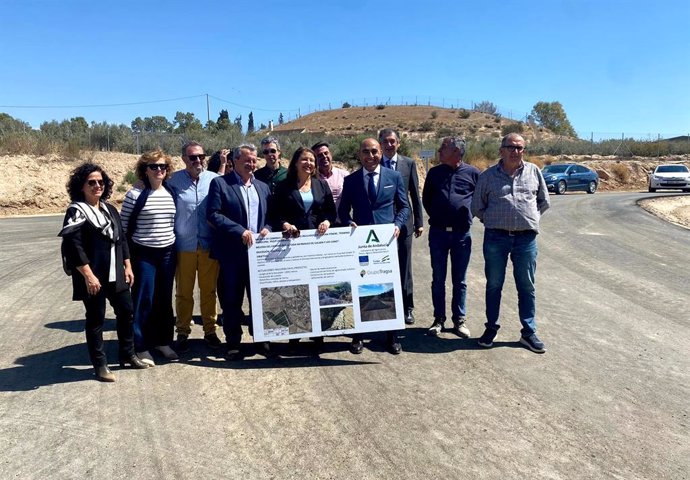 La consejera de Agricultura visita un camino rural de Almería en una imagen de archivo. 