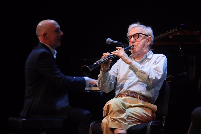 Archivo - El director de cine Woody Allen durante una actuación de la 55 edición del Voll-Damm Festival de Jazz de Barcelona, en el Teatre Tívoli, a 18 de septiembre de 2023, en Barcelona