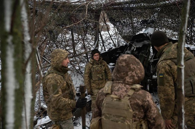 Archivo - Imagen de archivo de soldados ucranianos apostados en la ciudad de Kupiansk.