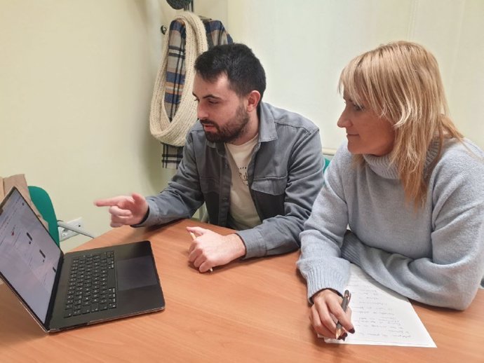 La diputada delegada de Bienestar Social de la Diputación Provincial de Teruel (DPT), Beatriz Redón, junto al formador de Psicara y responsable de los talleres de prevención del suicidio, Javier Ibáñez.