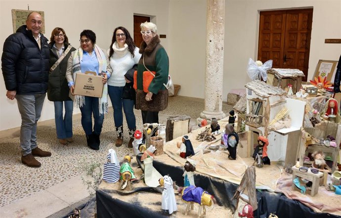 El presidente de la Diputación, Miguel Ángel de Vicente, en su visita al belén del CRA de Ayllón.
