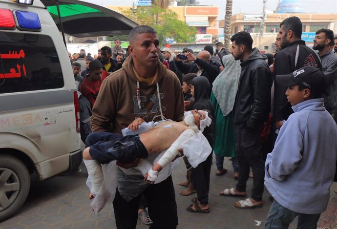 Un niño palestino herido por los bombardeos israelíes es trasladado a un hospital de Gaza.