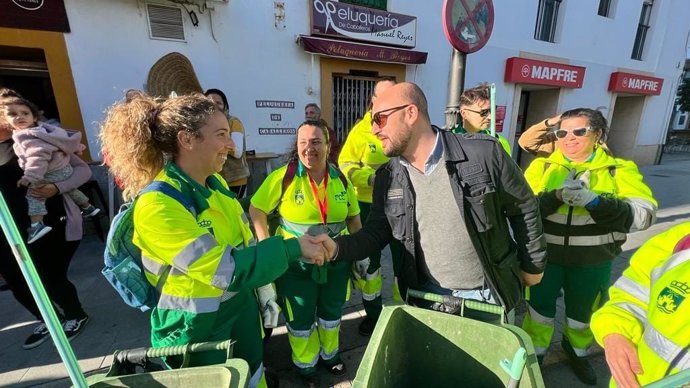 Germán Beardo con trabajadores del servicio de limpieza.