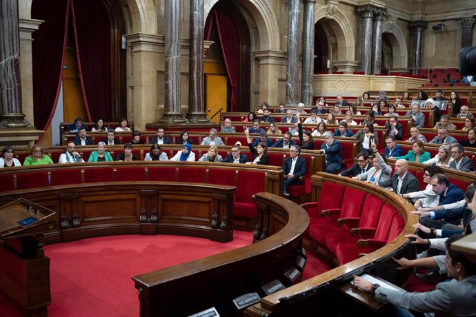 Archivo - Diputados durante una sesión plenaria en el Parlament de Catalunya, a 26 de octubre de 2023, en Barcelona, Catalunya (España).