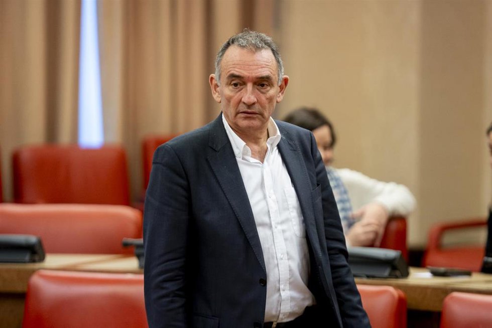 El portavoz parlamentario de IU y diputado de Sumar, Enrique Santiago, durante la actividad ordinaria de la comisión de justicia el día en el que se constituyen 28 comisiones, en el Congreso de los Diputados, a 4 de diciembre de 2023, en Madrid (España).