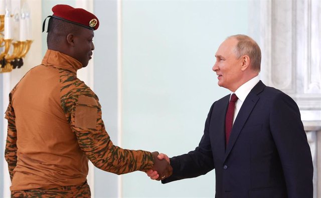 Archivo - El líder de la junta militar de Burkina Faso, Ibrahim Traoré, junto al presidente de Rusia, Vladimir Putin, en San Petersburgo