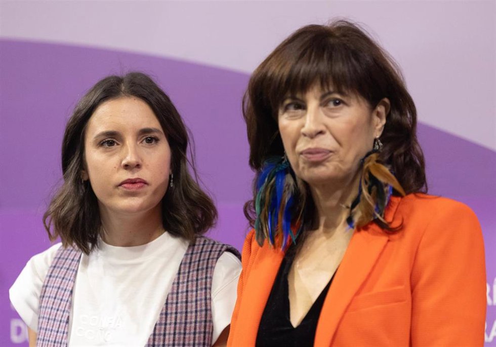 Archivo - La hasta ahora ministra de Igualdad, Irene Montero (i) y la hasta ahora concejala de Cultura y Turismo en el ayuntamiento de Valladolid, Ana Redondo (d), durante el traspaso de la cartera de Igualdad