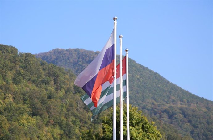 Archivo - Banderas de Abjasia y Rusia en Gagra (Archivo)