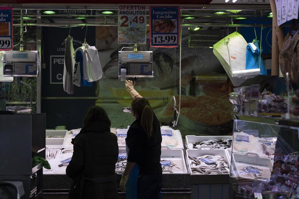 Archivo - Una pescadera atiende a una clienta en una pescadería 