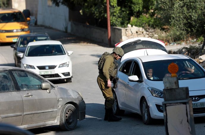 Archivo - 22 June 2023, Palestinian Territories, Orif: Israeli soldiers check the identities of Palestinians passing through a military checkpoint at the entrance of the Palestinian village of Orif, south of Nablus in the northern West Bank. Photo: Ayma