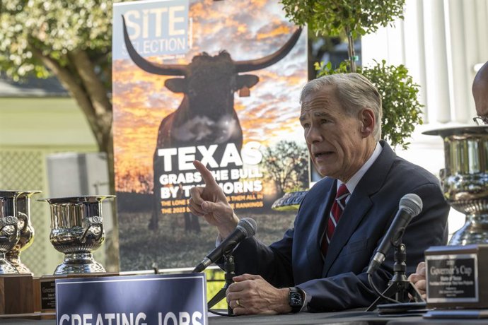 Archivo - November 1, 2023, Austin, TX, United States: Texas Governor GREG ABBOTT answers questions from the press at a morning briefing on economic development at the Governor's Mansion on November 1, 2023. Abbott is attempting to persuade Texas legisl