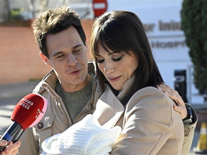 Christian Gálvez y Patricia Pardo saliendo del hospital Ruber Internacional para presentar a la prensa a su primer hijo en común, Luca, el pasado 24 de diciembre