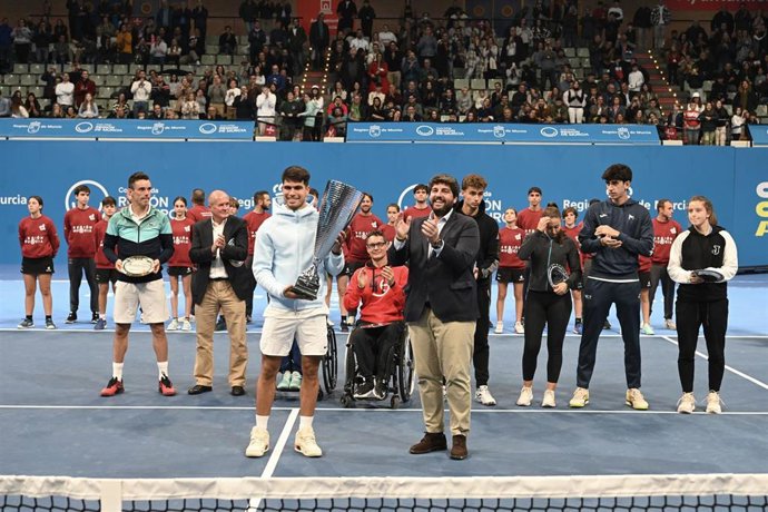 El tenista murciano Carlos Alcaraz y el presidente de la Comunidad, Fernando López Miras, en la celebración de la primera 'Copa Carlos Alcaraz'