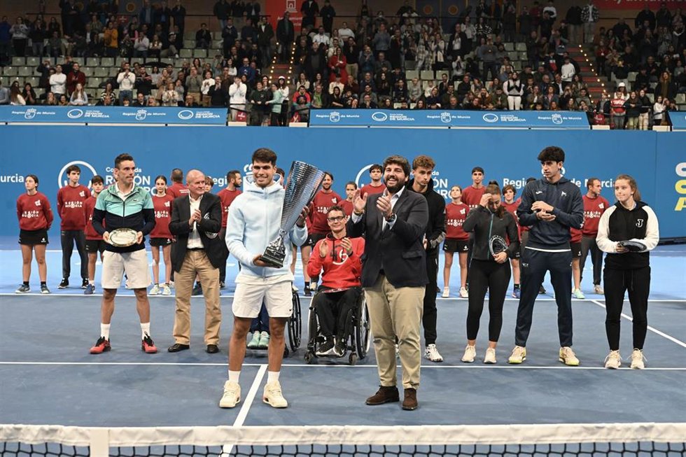 El tenista murciano Carlos Alcaraz y el presidente de la Comunidad, Fernando López Miras, en la celebración de la primera 'Copa Carlos Alcaraz'