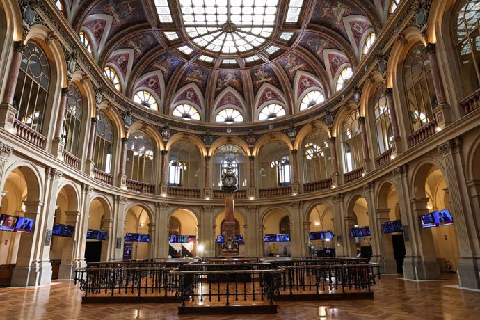 Archivo - Paneles del Ibex 35 en el Palacio de la Bolsa de Madrid, en Madrid (España)