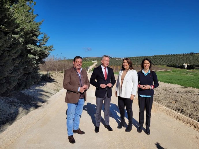 Archivo - Sevilla.-La Consejería de Agricultura invierte más de 315.000 euros en la mejora de dos vías rurales en Herrera