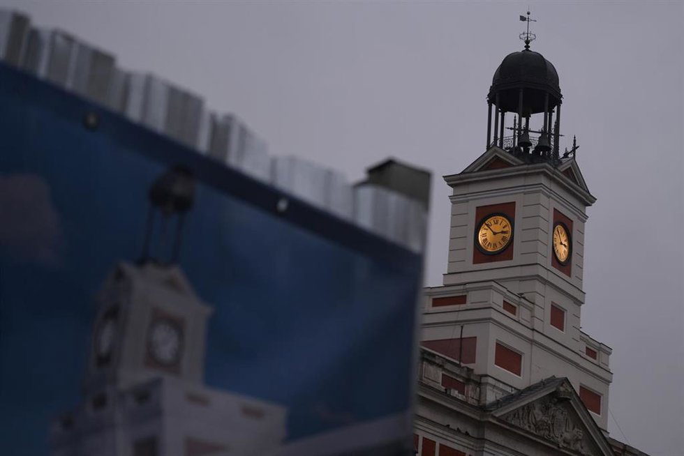 Archivo - El Reloj de la Puerta del Sol durante su puesta a punto visto desde fuera, a 20 de diciembre de 2022, en Madrid (España). El relojero Jesús López Terradas es el encargado del mantenimiento y la puesta a punto de la maquinaria del reloj, y dest