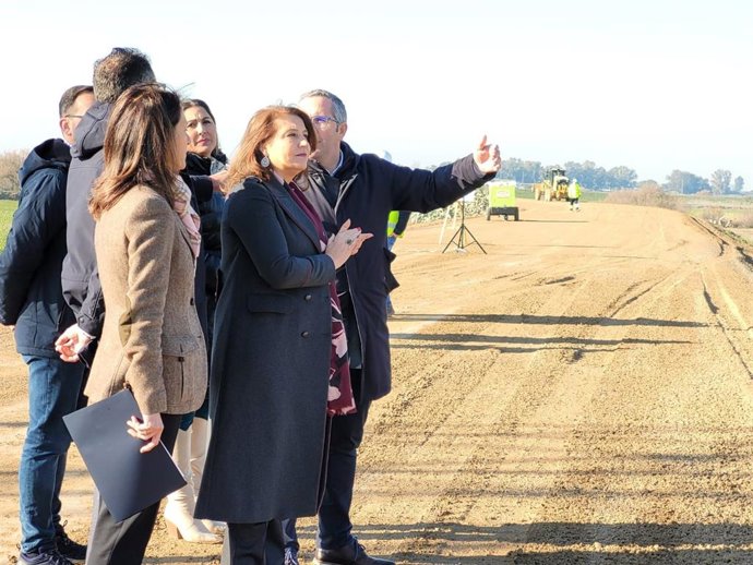La consejera de Agricultura, Pesca, Agua y Desarrollo Rural, Carmen Crespo, durante una visita a un camino rural. Archivo.