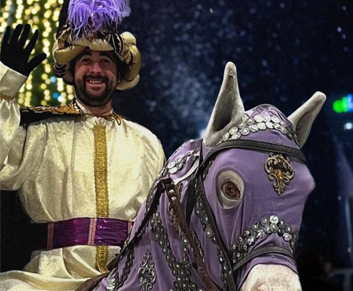 El Heraldo Real llega este viernes a El Faro acompañado de la Banda de Cornetas y Tambores Resucitado de Badajoz.