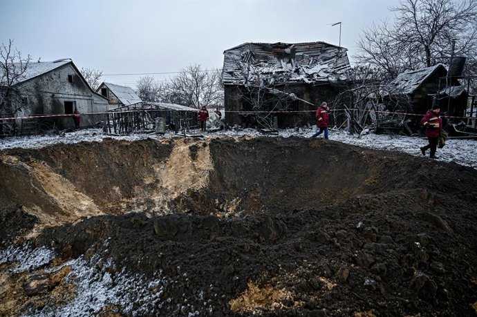 Un crter vist prop d'una casa danyada com a resultat de l'explosió d'un atac amb míssils per part de l'Exrcit rus a Kíiv