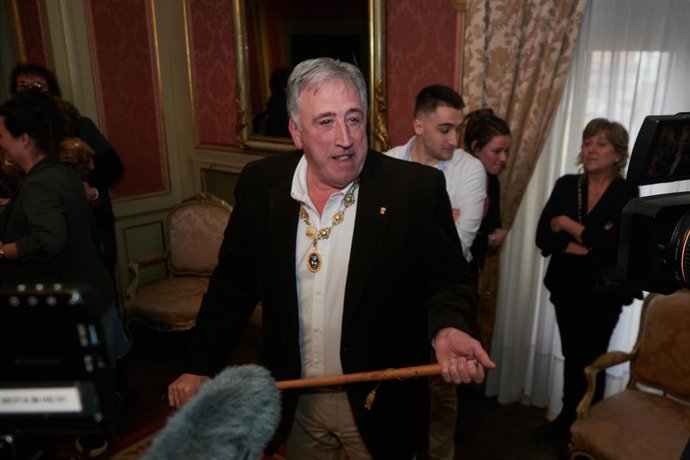 El nuevo alcalde de Pamplona, Joseba Asiron, a su salida de tomar posesión del cargo tras la moción de censura