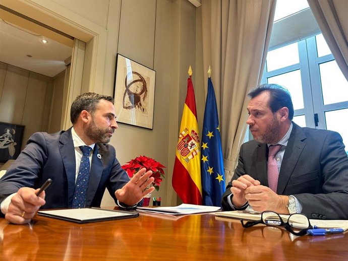 El secretario general del PSOE de Málaga en un encuentro con el ministro de Transportes y Movilidad Sostenible, Óscar Puente.