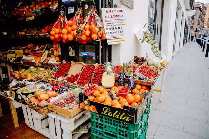 Archivo - Piezas de frutas y hortalizas en la frutería 'Vitaminas', en Madrid (España)