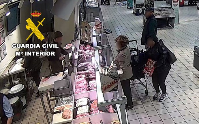 Imagen del vídeo en el que se ve a una de las personas detenidas en el momento de cometer un hurto.