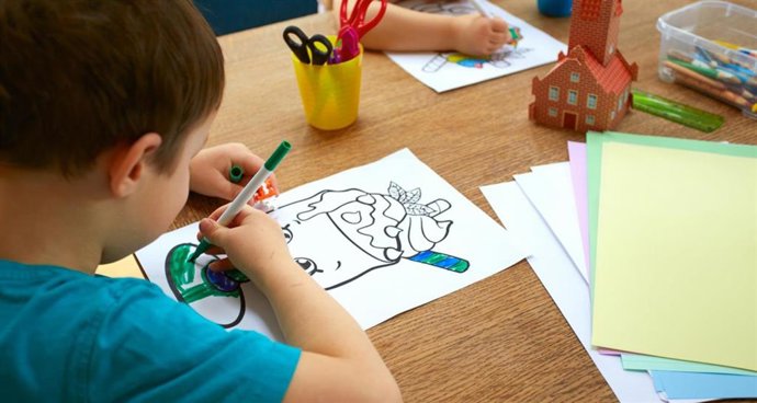 Archivo - Niño dibujando
