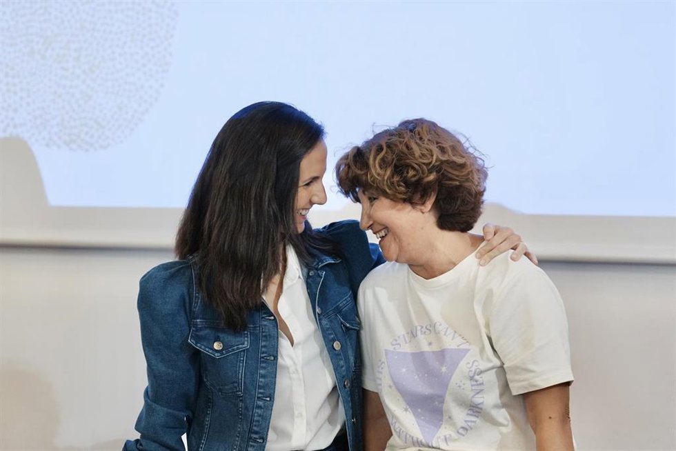 Archivo - La secretaria general de Podemos y ministra de Derechos Sociales y Agenda 2030, Ione Belarra (i), y la coordinadora general de Podemos Euskadi, Pilar Garrido (d)