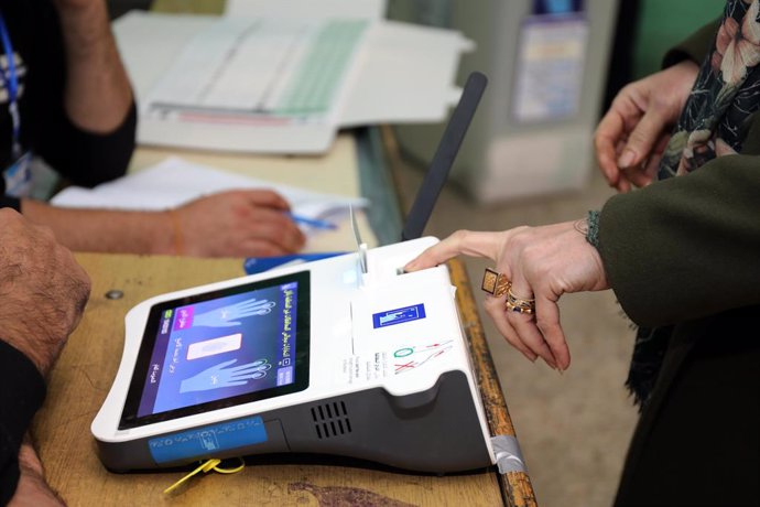 Votante en las elecciones provinciales en Bagdad, Irak