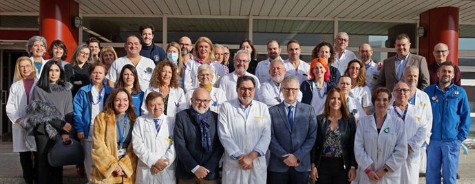 El consejero de Salud y los responsables del programa de donación de órganos del SMS tras el encuentro en el hospital Virgen de la Arrixaca.