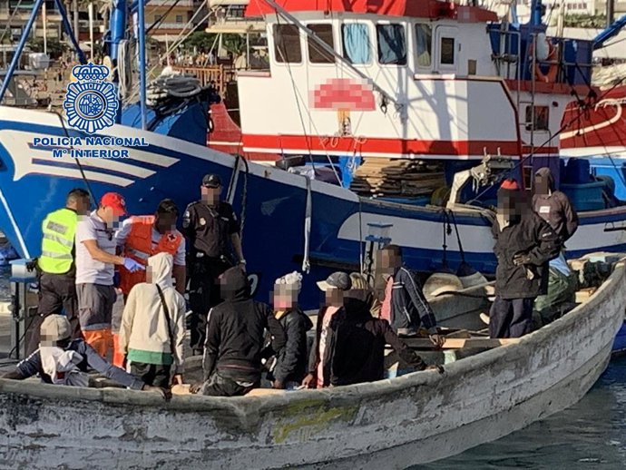La Policía Nacional interviene ante la llegada de un cayuco al puerto de Los Cristianos, en Tenerife