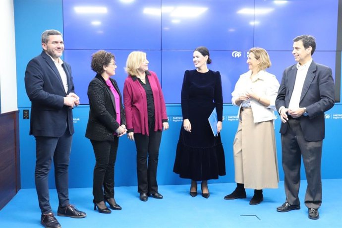 La diputada nacional del Partido Popular, Miriam Guardiola, acompañada por diputados y senadores de la Región de Murcia